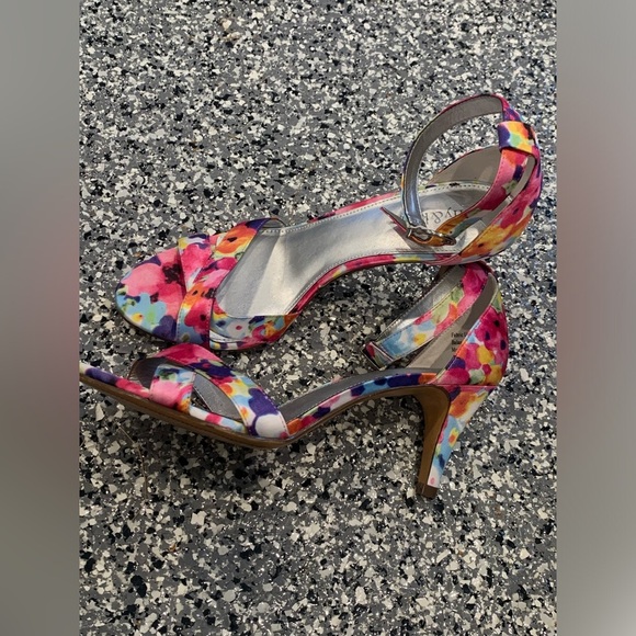 PRELOVED KELLY AND KATIE FLORAL HEELED SANDALS - Picture 2 of 5